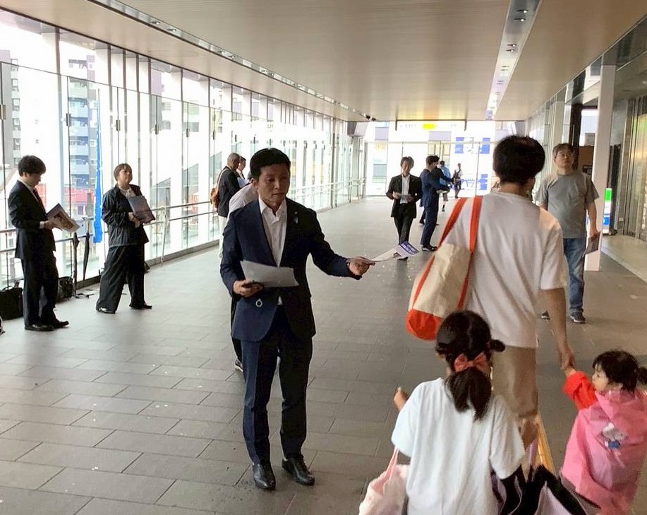 ビラ配布・大和西大寺駅